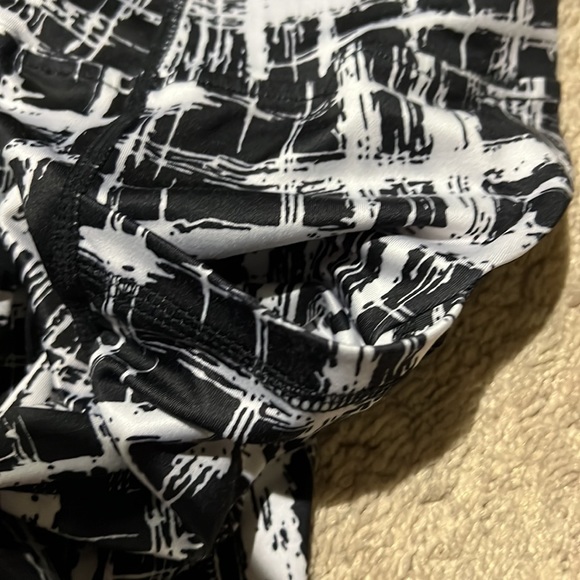 Sugar Pocket black and white abstract hash active capris with leg pockets - Picture 3 of 5